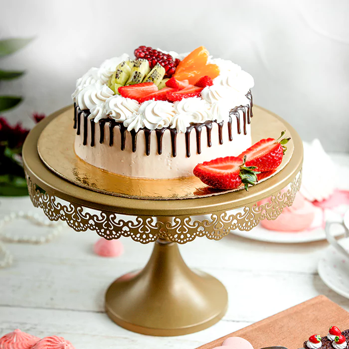 creamy-cake-with-strawberries-table